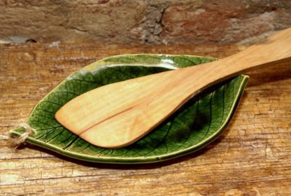 Detailed photo of Ceramic garlic grater plate with wooden spoon on top